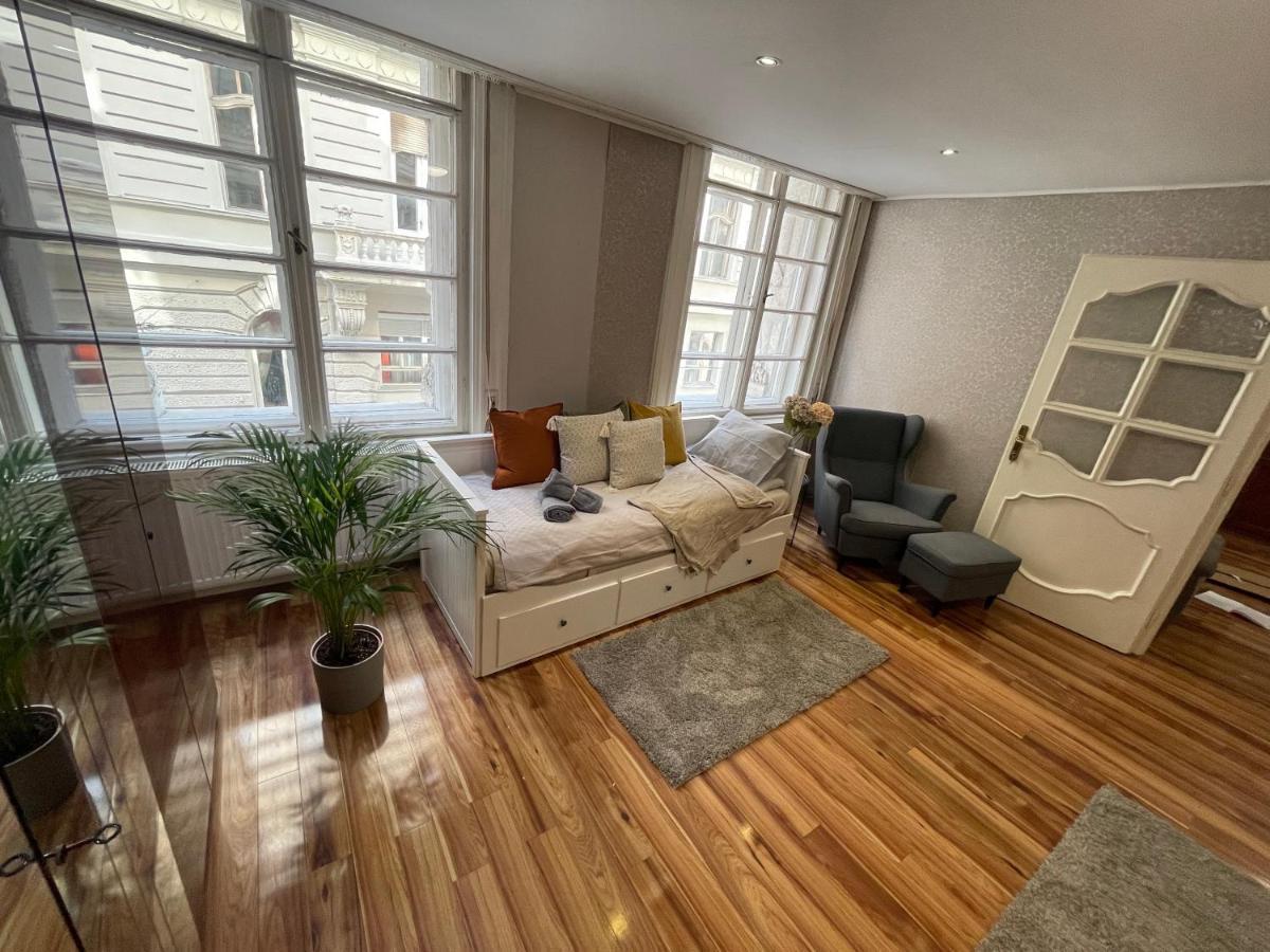 Vintage Home In The Heart Of The City Budapest Extérieur photo